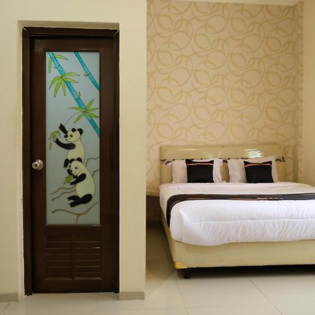 Oyo 1616 Hotel Central City 2 Tanjung Pandan Dış mekan fotoğraf