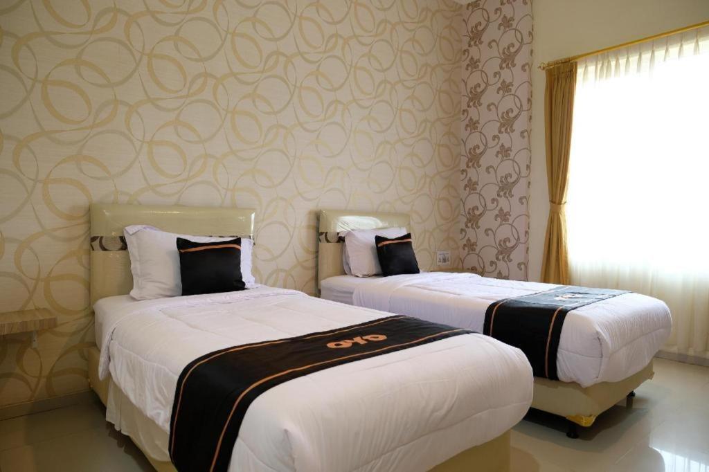 Oyo 1616 Hotel Central City 2 Tanjung Pandan Dış mekan fotoğraf