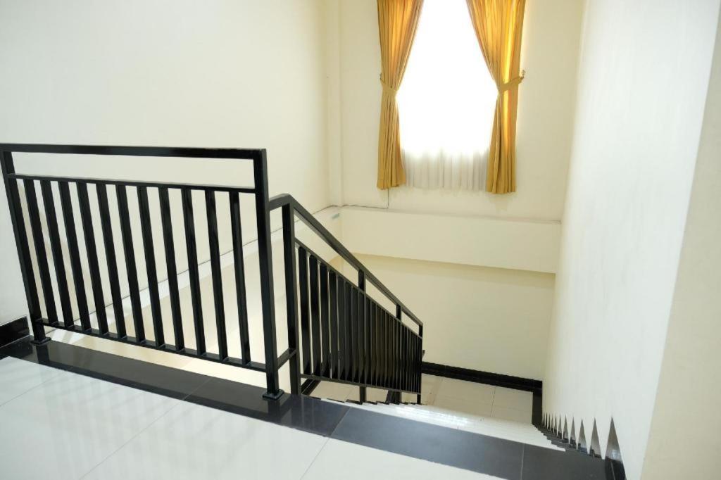 Oyo 1616 Hotel Central City 2 Tanjung Pandan Dış mekan fotoğraf