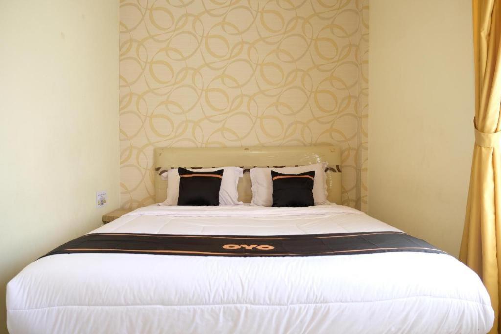 Oyo 1616 Hotel Central City 2 Tanjung Pandan Dış mekan fotoğraf