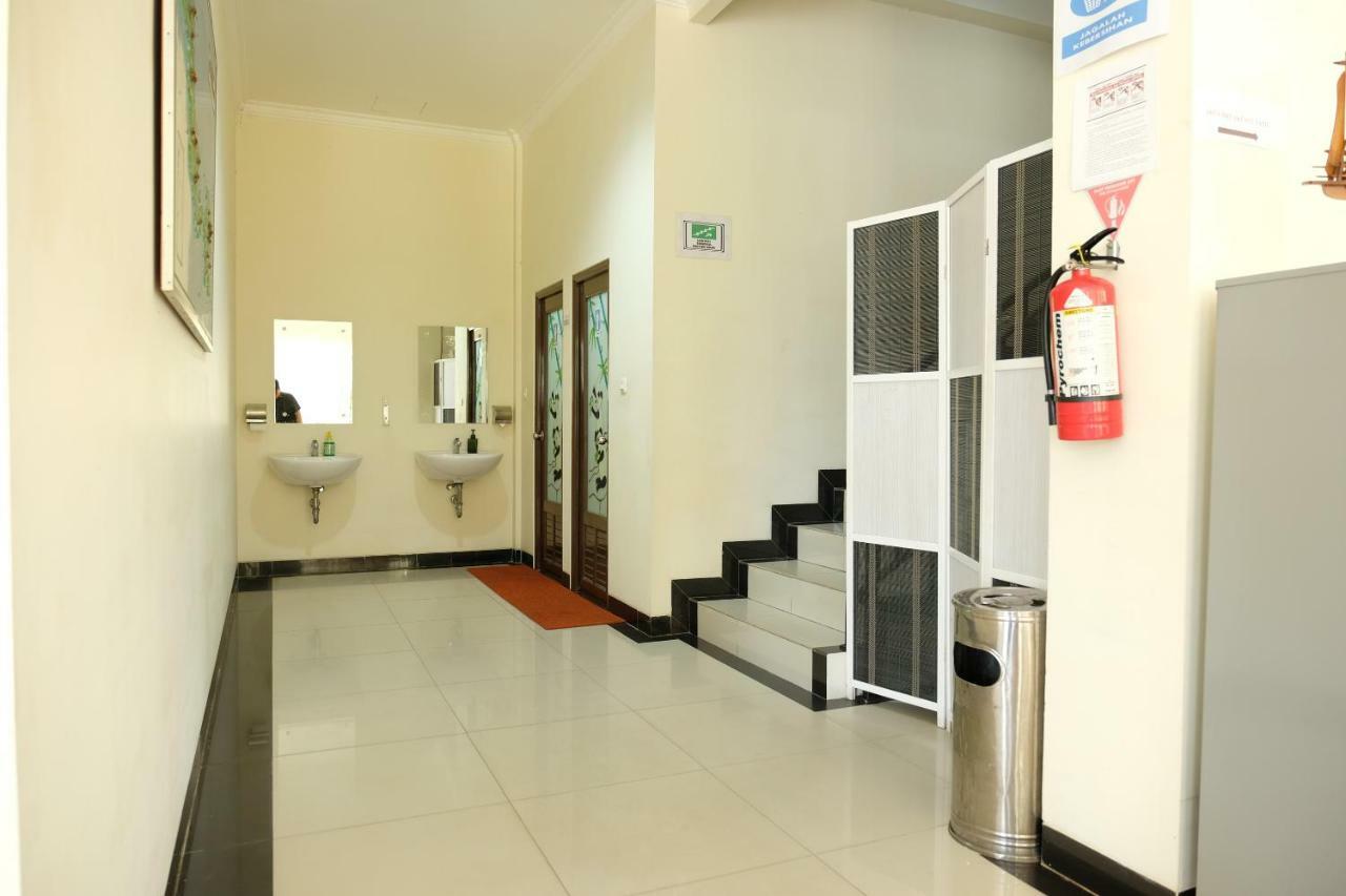 Oyo 1616 Hotel Central City 2 Tanjung Pandan Dış mekan fotoğraf
