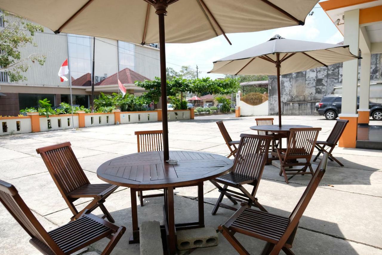 Oyo 1616 Hotel Central City 2 Tanjung Pandan Dış mekan fotoğraf