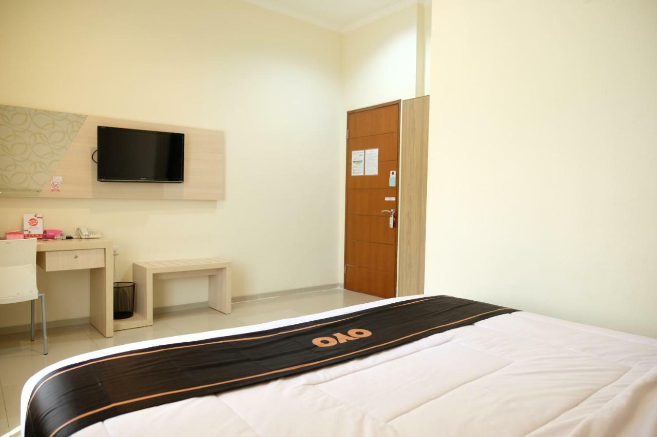 Oyo 1616 Hotel Central City 2 Tanjung Pandan Dış mekan fotoğraf