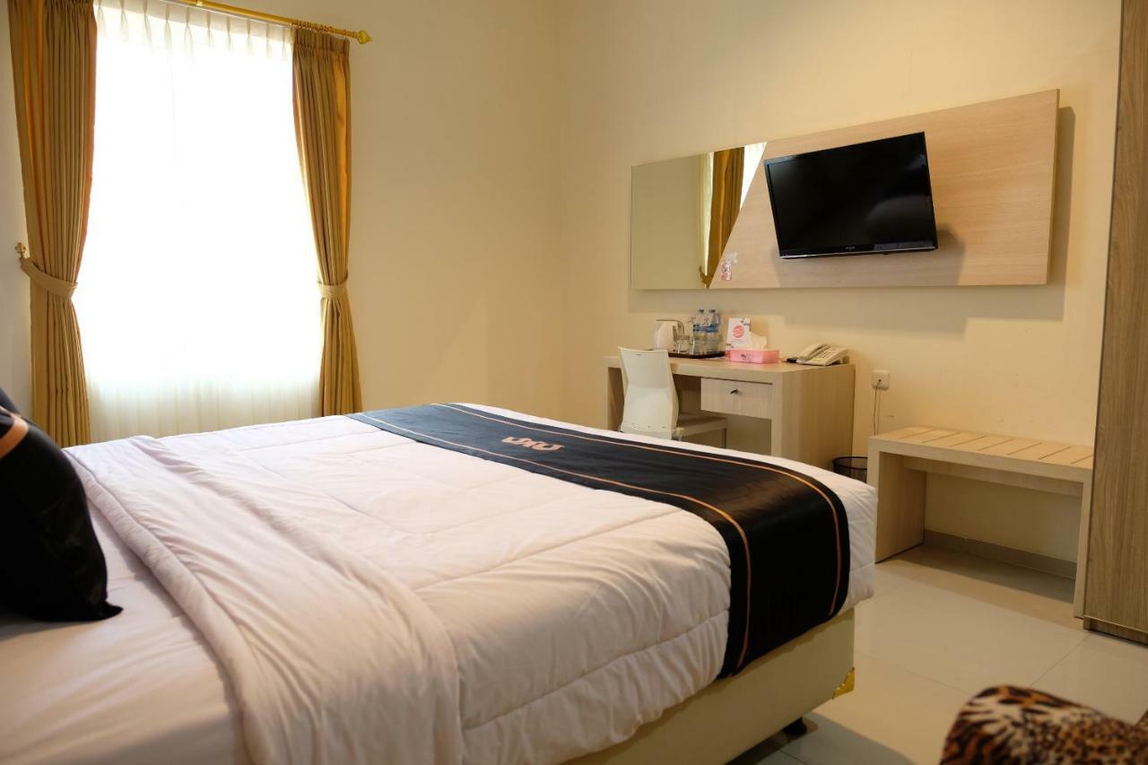 Oyo 1616 Hotel Central City 2 Tanjung Pandan Dış mekan fotoğraf