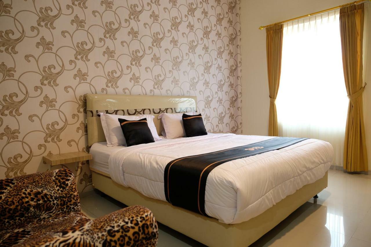 Oyo 1616 Hotel Central City 2 Tanjung Pandan Dış mekan fotoğraf