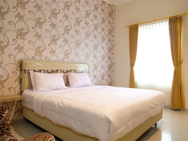 Oyo 1616 Hotel Central City 2 Tanjung Pandan Dış mekan fotoğraf