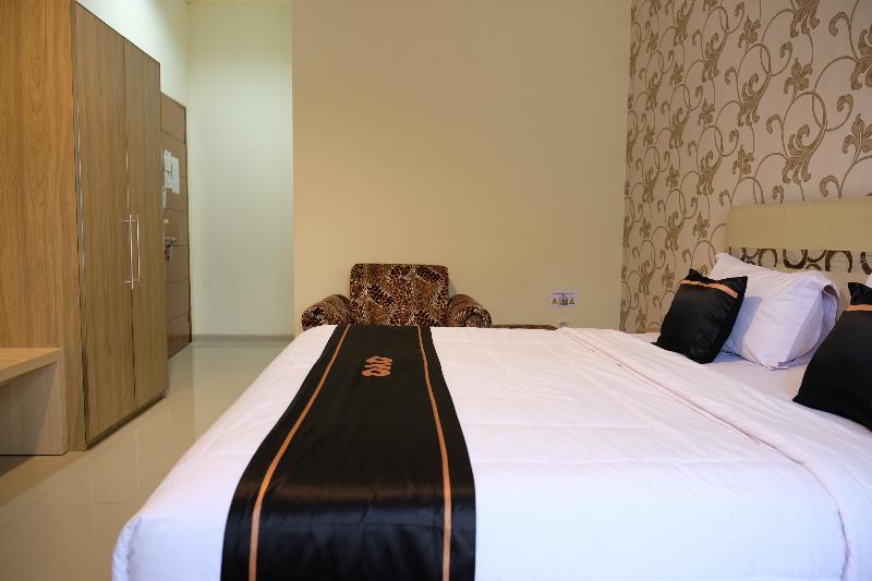 Oyo 1616 Hotel Central City 2 Tanjung Pandan Dış mekan fotoğraf